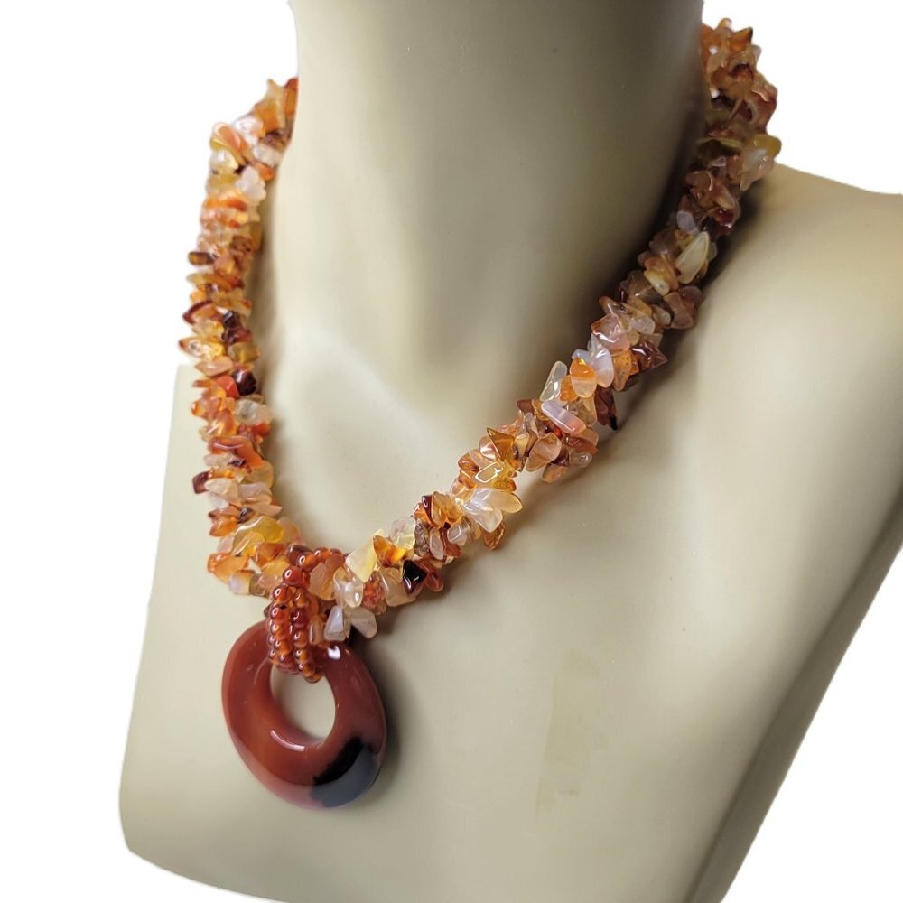 Carnelian Fashion Chips Necklace with Round Pendant